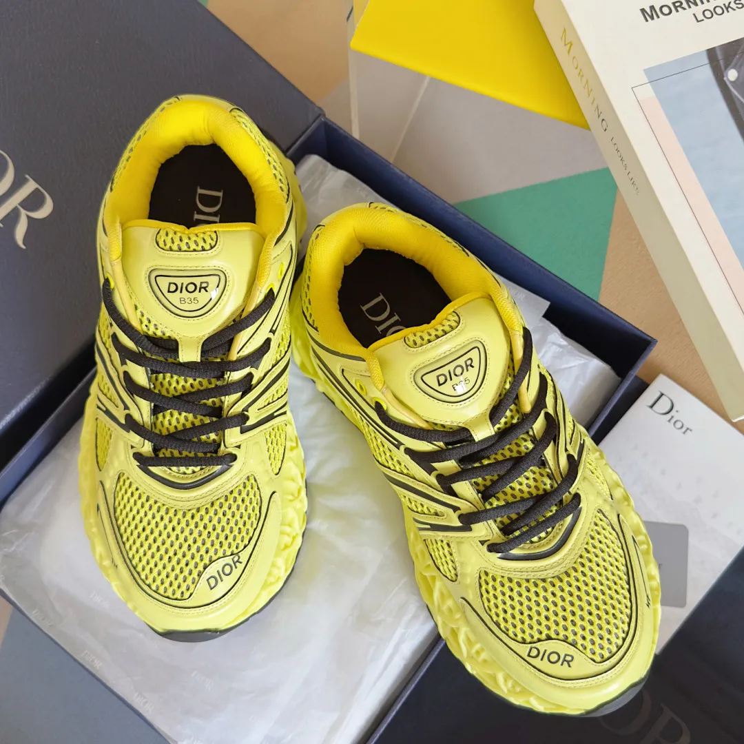 【DIOR】P:800💰 Men's 39-44. (Male 45.46 custom-made) Dior kawa Dior joint 2025ss casual sports shoes‼ ️ Reinterpret running shoes with dior’s haute couture style. b35 is made of fine-textured leather and mesh fabric materials. It can be worn in all seasons, is comfortable and breathable, and has many lines on the shoe body to outline details. It has a full retro three-dimensional feel and can create a casual look all year round!